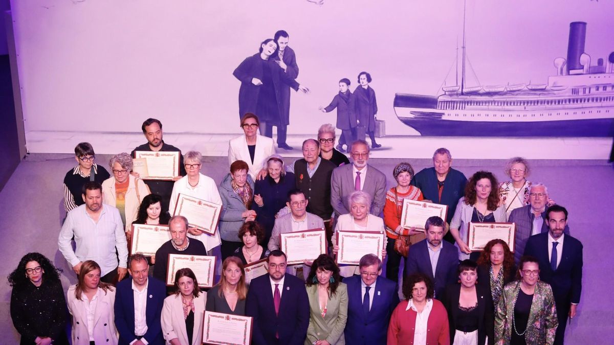 Foto de familia tras el acto. 