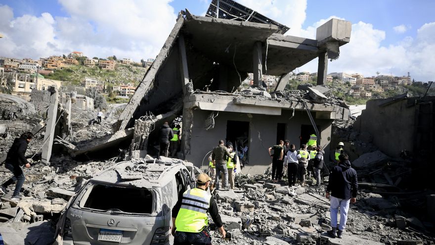 Rescatistas trabajan en un lugar tras un bombardeo israelí que tuvo como objetivo un edificio en la aldea de Al Saksakiyah, sur del Líbano, 27 de marzo de 2026. Según el Ministerio de Salud Pública del Líbano, al menos 1,116 personas han muerto y más de 3,229 han resultado heridas en bombardeos en los suburbios del sur de Beirut y aldeas del sur del Líbano desde el inicio de las hostilidades renovadas. (Líbano) EFE/EPA/STRINGER