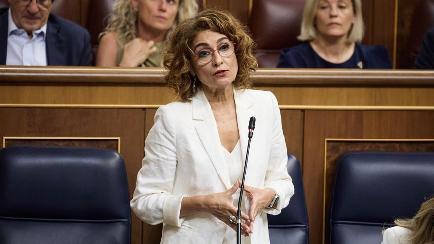 La vicepresidenta primera y ministra de Hacienda, María Jesús Montero, durante un pleno en el Congreso de los Diputados, a 25 de junio de 2025, en Madrid (España).
