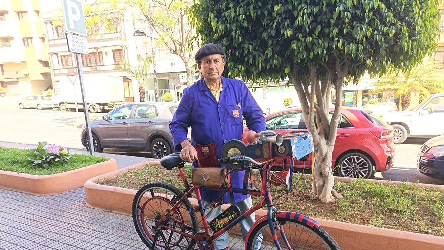 Hilario, con su bicicleta en pleno casco de La Orotava