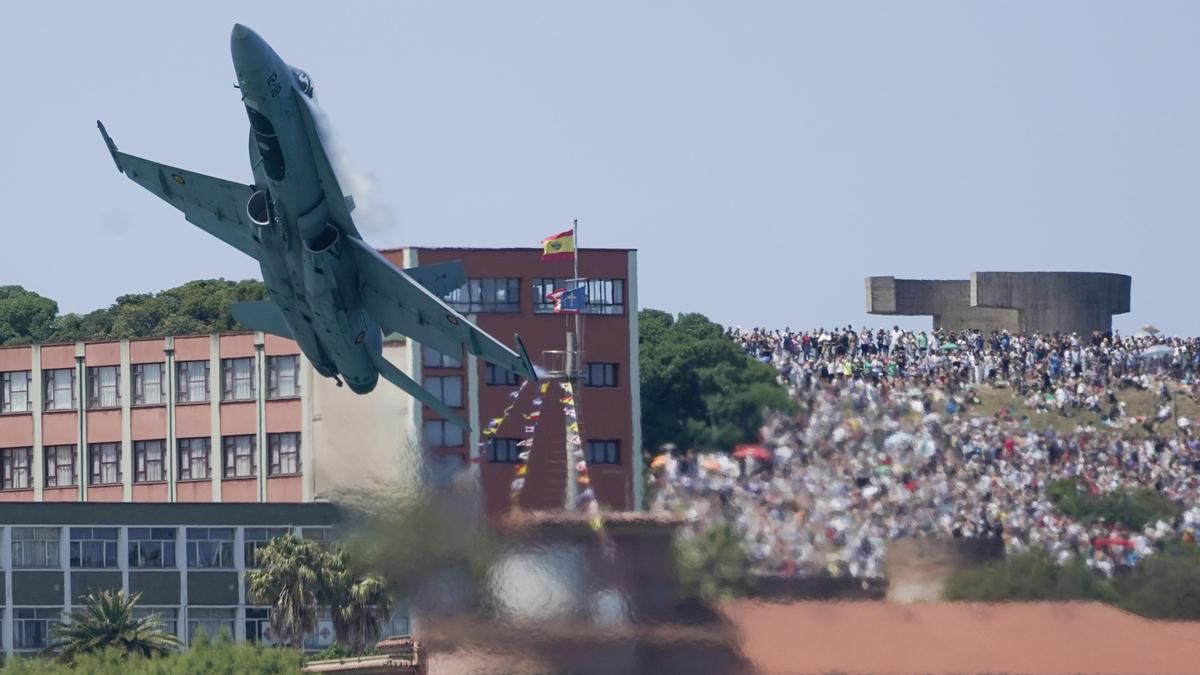 La inquietante "maniobra evasiva" de un F-18 sobre una concurrida playa de Gijón fue causada por una bandada de pájaros