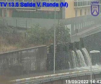 Agua desbordada cayendo sobre la salida de la Vía de Ronda, este lunes
