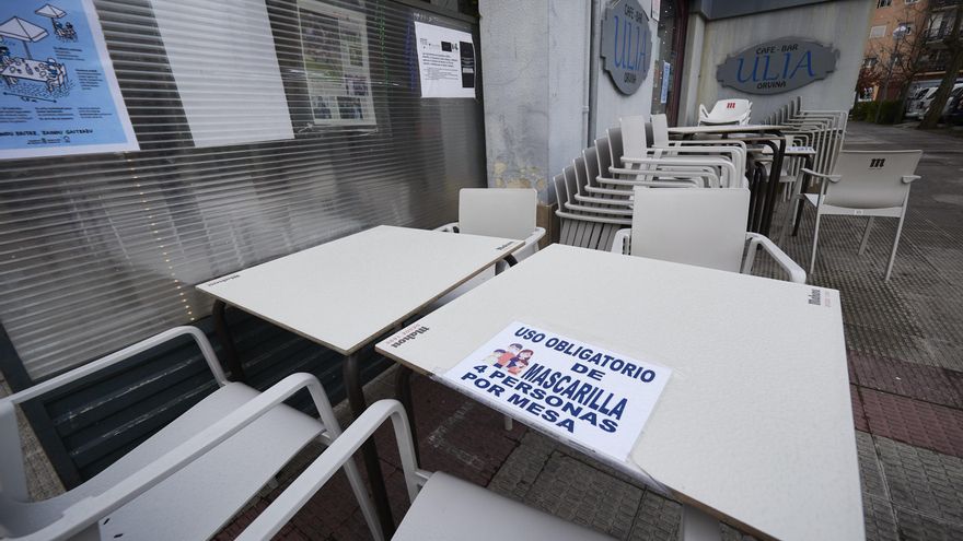 Archivo - Terrazas con cárteles de limitaciones en Pamplona, Navarra (España), a 17 de diciembre de 2020. Navarra reabre hoy el interior de los locales de hostelería con aforo al 30% tras casi dos meses de cierre por las restricciones frente al Covid-19.