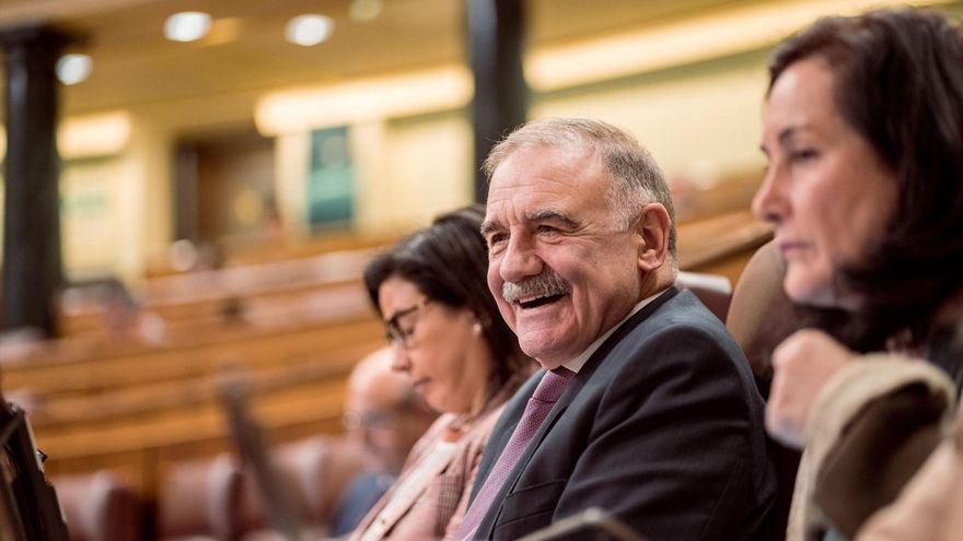 El diputado del PP Fernando Gutiérrez Díaz de Otazu durante una sesión de control al Gobierno