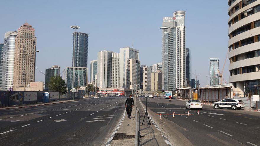 Un agente de policía israelí en un control policial en Tel Aviv (Israel), el 18 de septiembre de 2020.