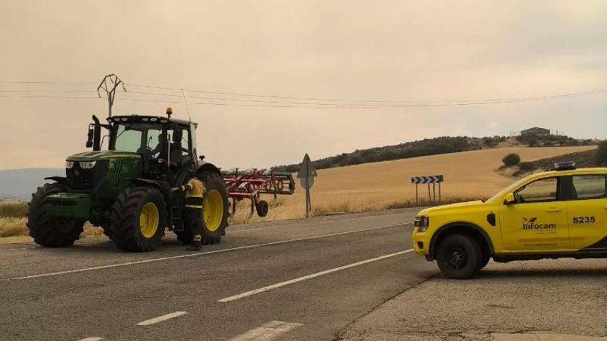 Un tractor durant el incendio de La Mierla, Guadalajara