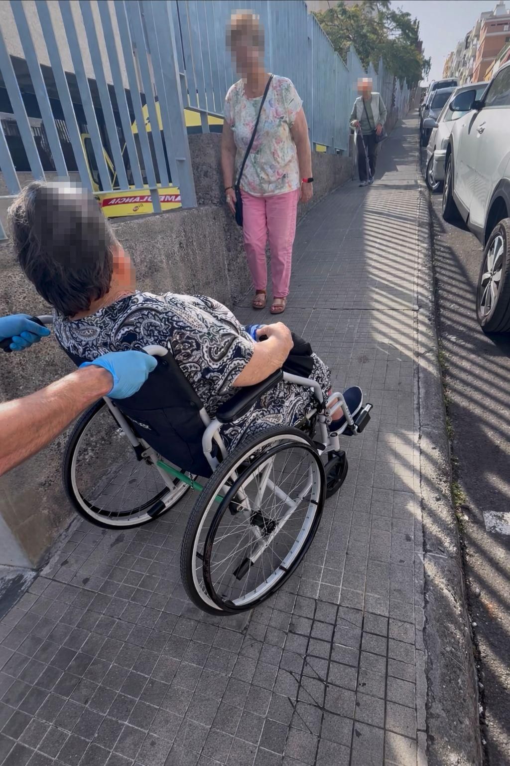 Una usuaria del centro siendo trasladada por el exterior del Centro de Salud de Los Llanos de Aridane.