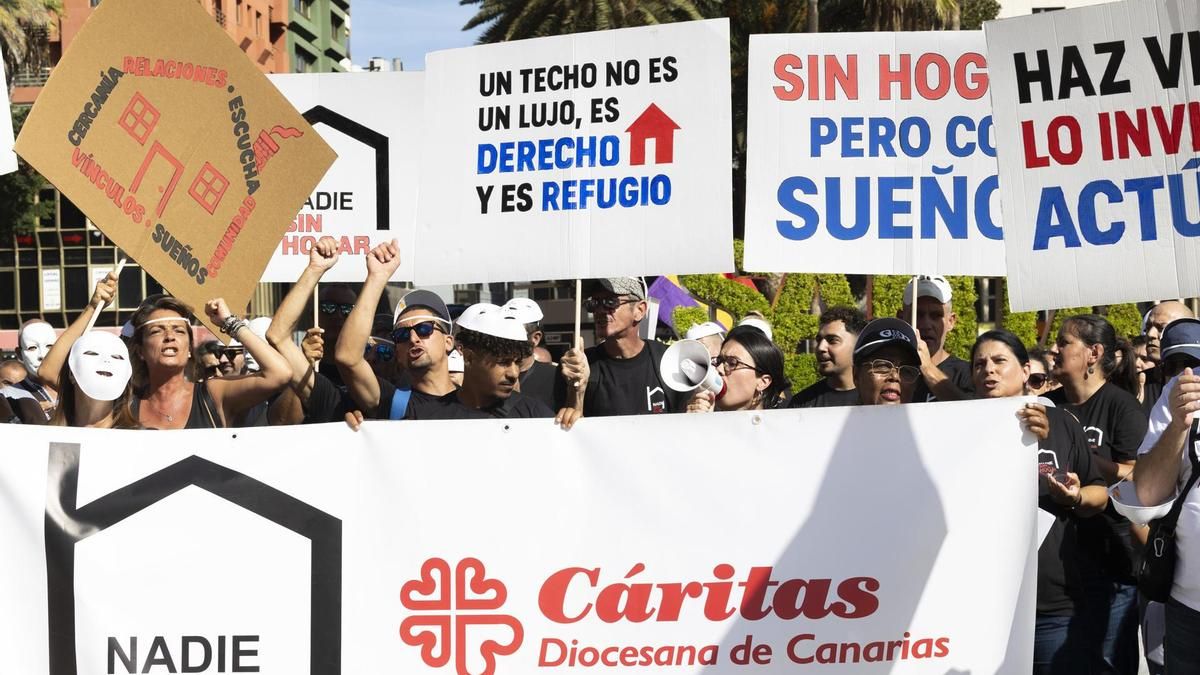 Dos personas que vivían en la calle ponen cara a los acogidos por Cáritas en Canarias