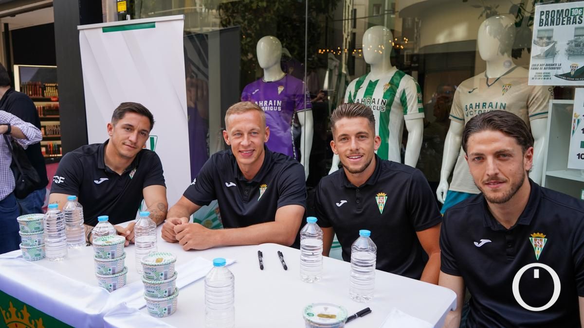 Locura en clave blanquiverde: la afición se vuelca por una firma del Córdoba CF