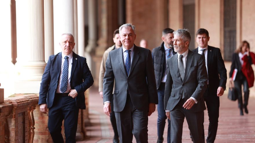 Archivo - El ministro del Interior, Fernando Grande-Marlaska (d), junto al alcalde de Sevilla, José Luis Sanz (i), en la reunión sobre el FpD4
