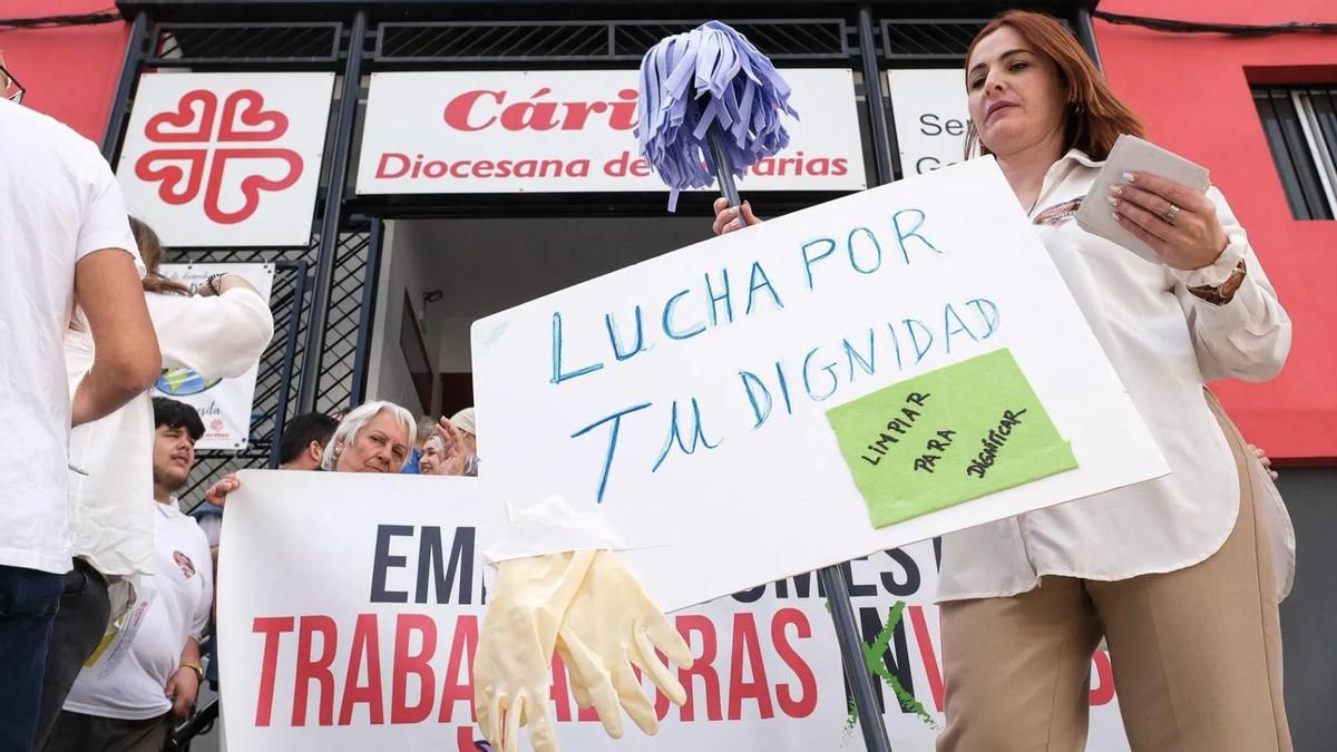 Las trabajadoras de ayuda a domicilio de Canarias se movilizan en Santa Cruz de Tenerife el 19 de septiembre contra la precariedad