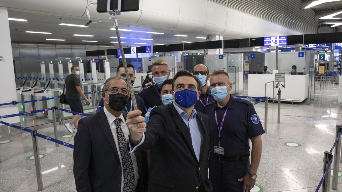 El vicepresidente de la Comisión Europea Margaritis Schinas, en el centro, posa para una selfie con el personal de Frontex, en el aeropuerto internacional de Atenas.