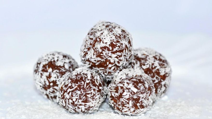 Bolitas de coco y chocolate: el postre que se hace sin horno y en apenas 20 minutos y es perfecto para llevar