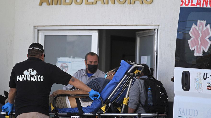 Paramédicos ingresan hoy, a un enfermo con síntomas de Covid-19 al Hospital General en Ciudad Juárez. estado de Chihuahua (México). EFE/Luis Torres.