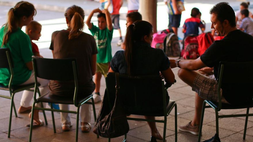 Los sindicatos cargan contra el permiso parental sin remunerar de la Ley de Familias: “No tiene perspectiva de género”