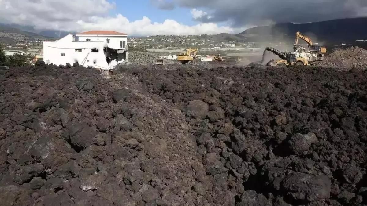 Imagen de archivo de la obra de reconstrucción de las carreteras del barrio de La Laguna, afectado por el volcán Tajogaite (19 de septiembre-12 de diciembre 2021).