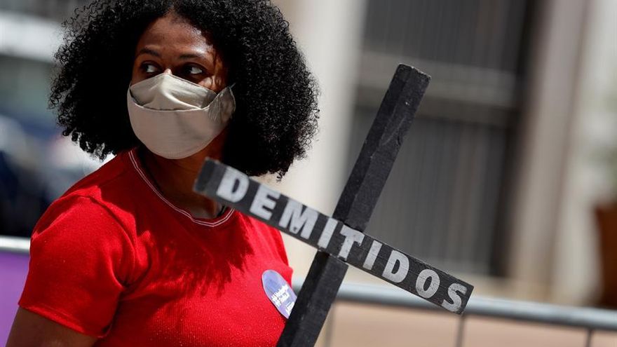Mujeres parte del colectivo Mujeres por la Vida participan en una protesta contra el presidente de Brasil, Jair Bolsonaro, en el marco del Día de la Mujer, en São Paulo (Brasil). Miles de mujeres se toman este lunes las calles de diferentes ciudades de latinoamérica para reivindicar sus derechos y alzar su voz un año más en contra de la violencia machista, la desigualdad y la crisis económica, que han recrudecido en el último año debido a la pandemia