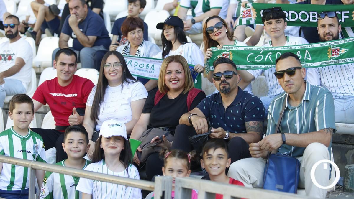 Grada Blanquiverde del partido entre el Córdoba CF y AD Alcorcón