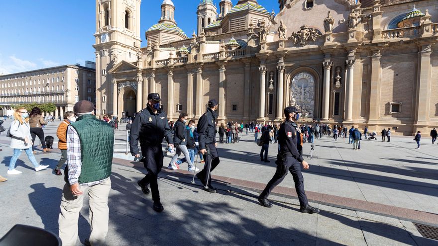 La policía nacional trabaja junto a la fachada de la basílica del Pilar en Zaragoza. EFE/Javier Belver/Archivo