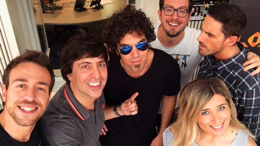 Pablo Ibáñez posa junto al equipo de 'Anda ya'