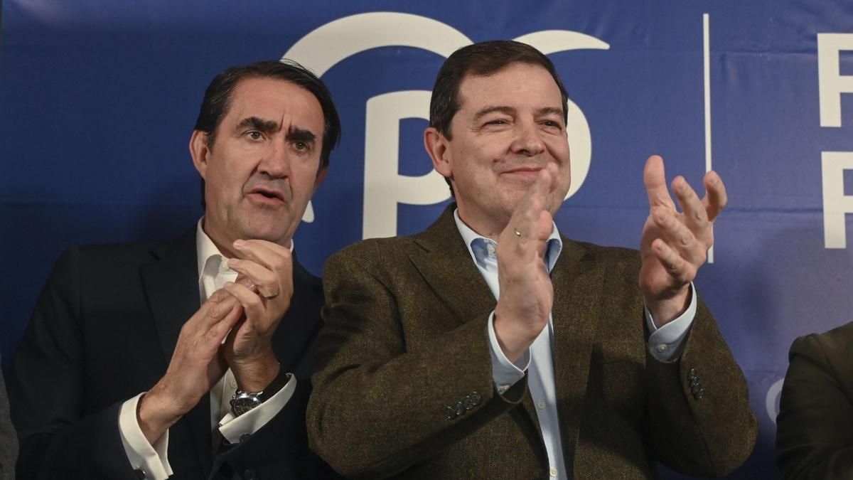 Juan Carlos Suárez-Quiñones y el presidente de Castilla y León, Alfonso Fernández Mañueco.