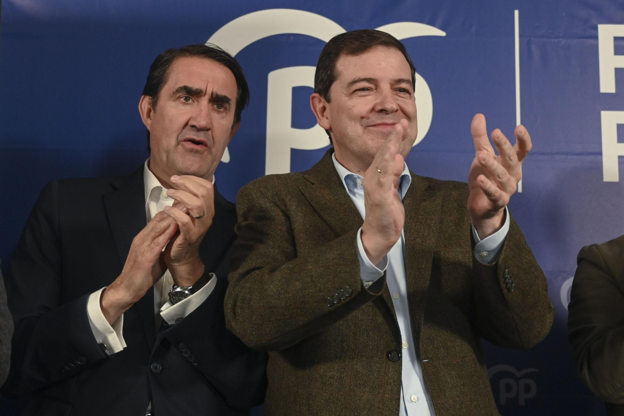 El presidente del PP de Castilla y León, Alfonso Fernández Mañueco, en la Ejecutiva del PP en León junto a Quiñones.