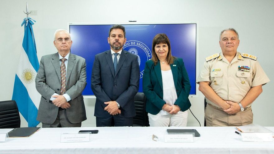 Bullrich restableció el "protocolo Chocobar" y anunció que Prefectura podrá usar todo tipo de armas de fuego