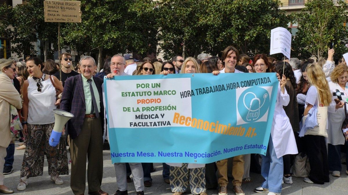 Concentración de los sindcatos médicos ante la Delegación del Gobierno en Aragón.