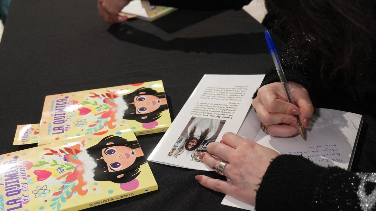 La autora y la ilustradora firmaron ejemplares en Zaragoza
