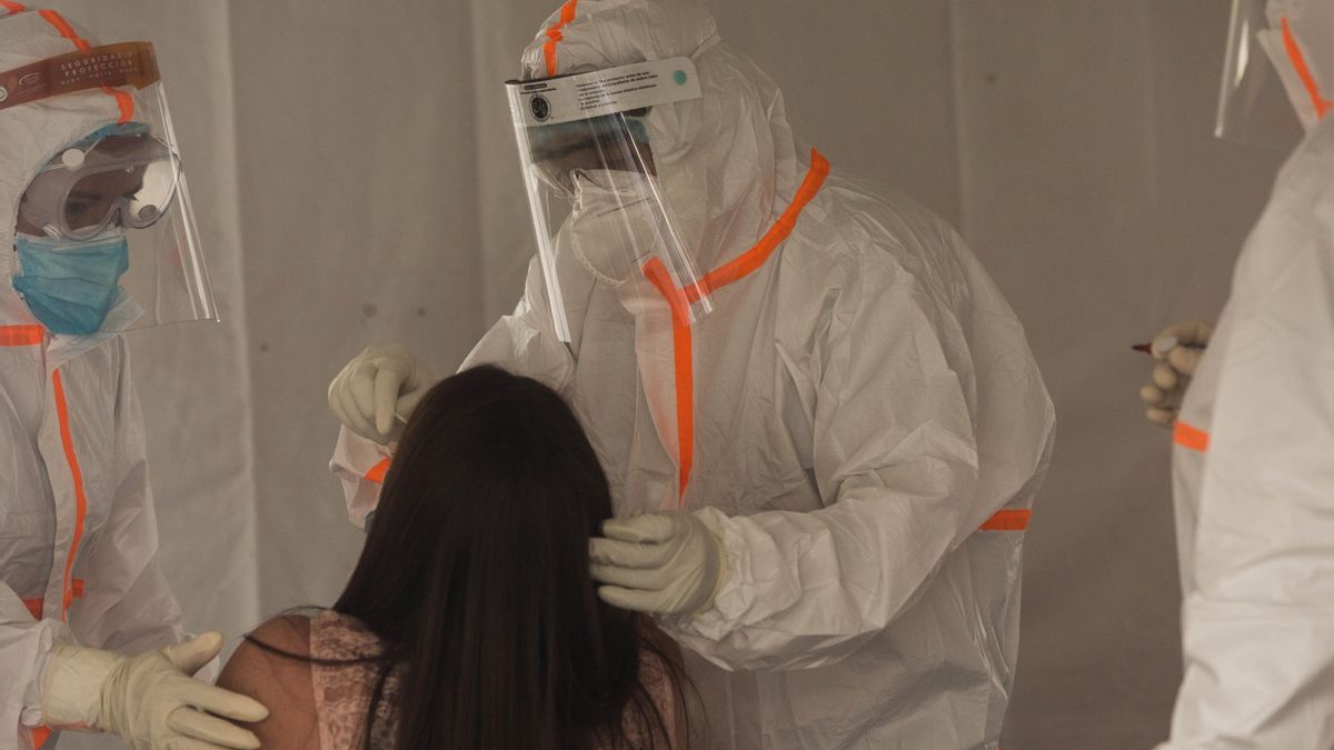 Personal de Salud toma una muestra para detectar el coronavirus en Ciudad de Guatemala (Guatemala). EFE/Esteban Biba/Archivo