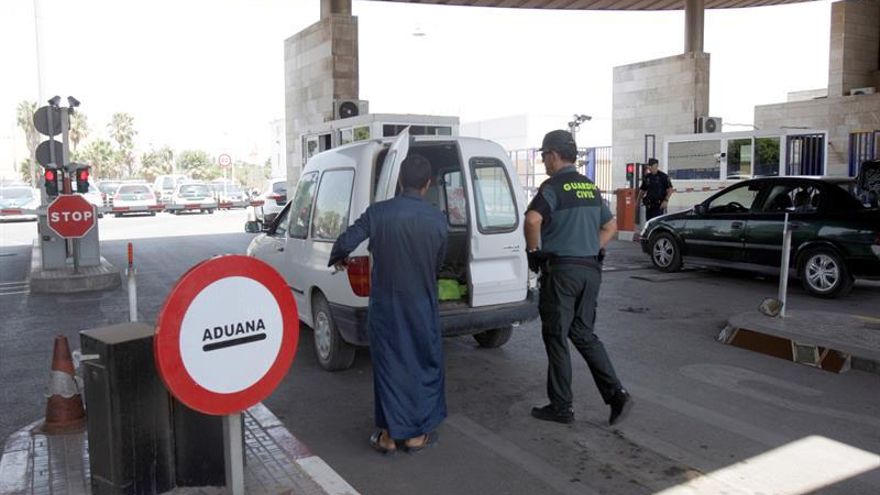 Unas 200 personas intentan salir a la fuerza de Melilla y cierran la frontera