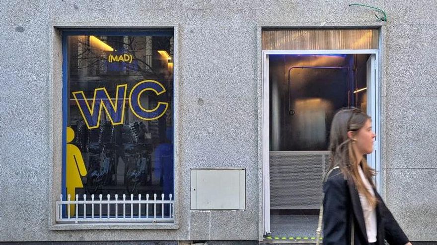 Aldama y un socio montan una empresa que reconvierte bajos comerciales en baños para turistas a un euro en Madrid