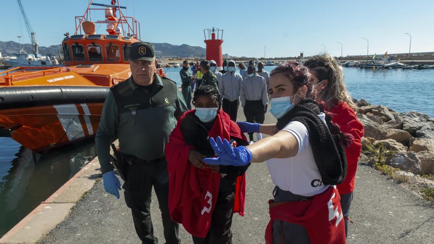 Trasladan a Motril a 36 inmigrantes que llegaron a la isla de Alborán