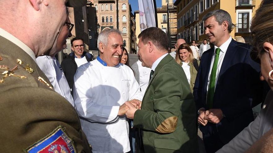 El presidente saludando a Adolfo a su llegada.