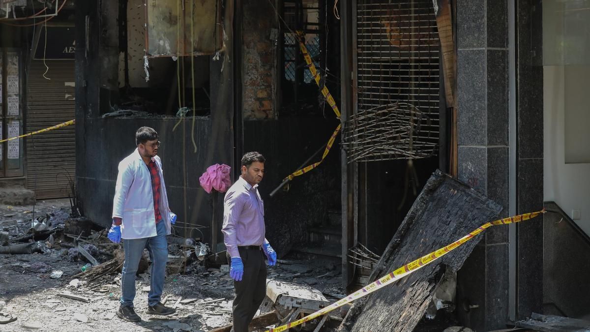 Miembros del equipo forense inspeccionan el lugar del incendio en un hotel del barrio de Malviya Nagar, en Nueva Delhi. Rajat Gupta / EFE