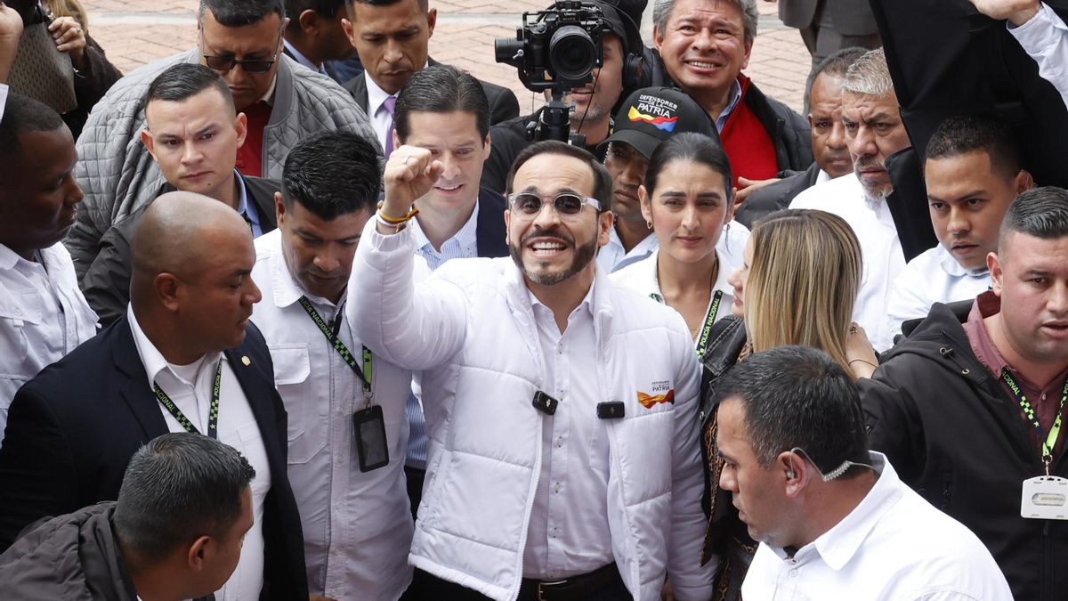 De La Espriella tras entregar a la Registraduría las firmas de su movimiento político de ultraderecha 'Defensores de la patria'.