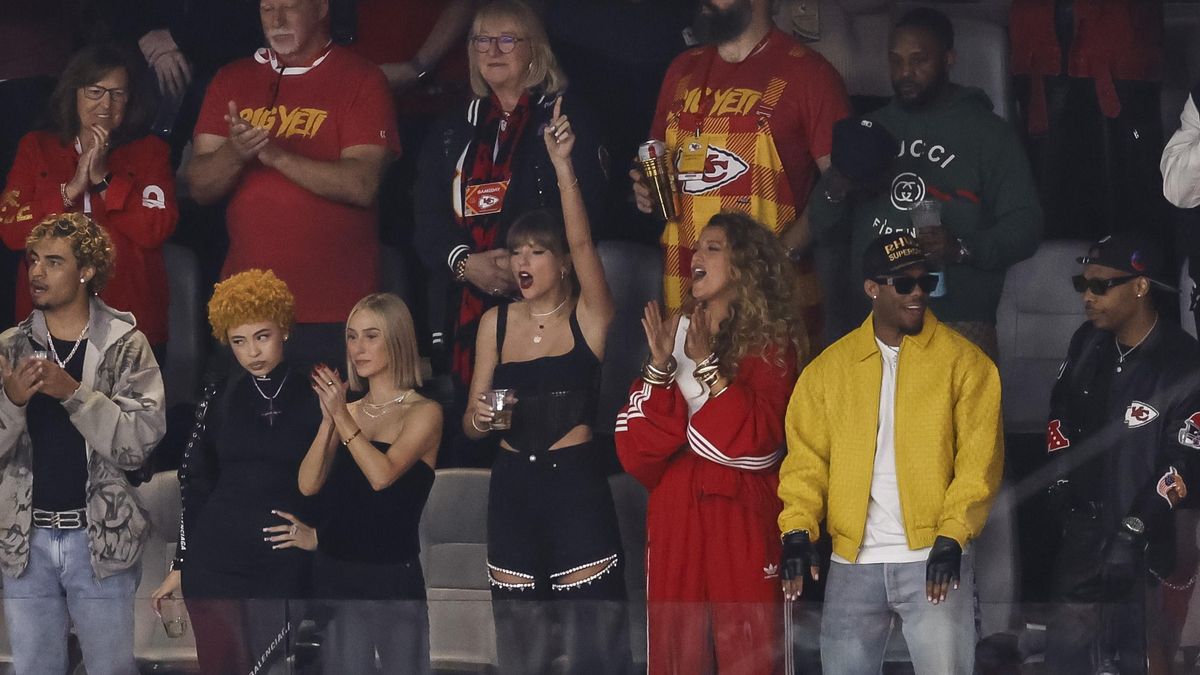 Archivo | La actriz Blake Lively (3-d), la cantante Taylor Swift (c) y la rapera Ice Spice (2-i) asisten al Super Bowl LVIII entre los Kansas City Chiefs y los San Francisco 49ers en el Allegiant Stadium, en Las Vegas, Nevada (EE.UU.), el 11 de febrero de 2024. EFE/EPA/Caroline Brehman
