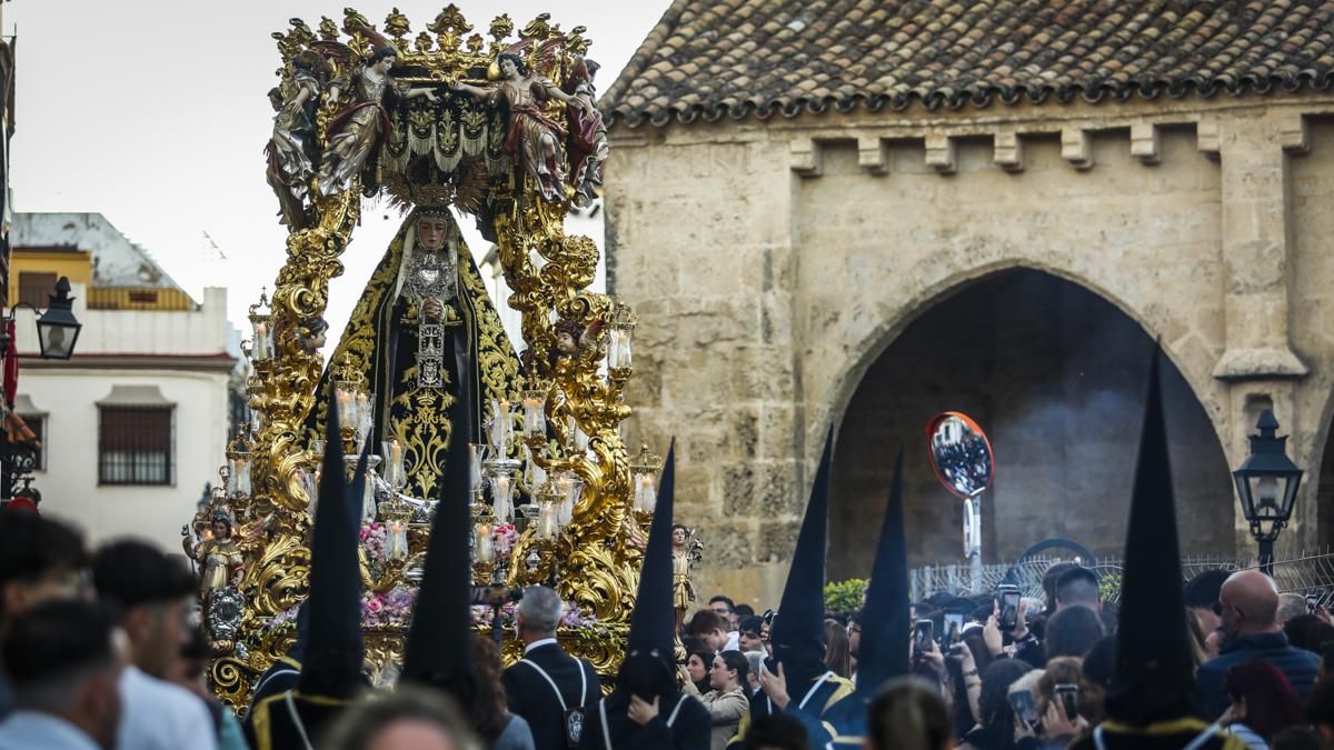 La salida procesional de la hermandad de Ánimas, en imágenes