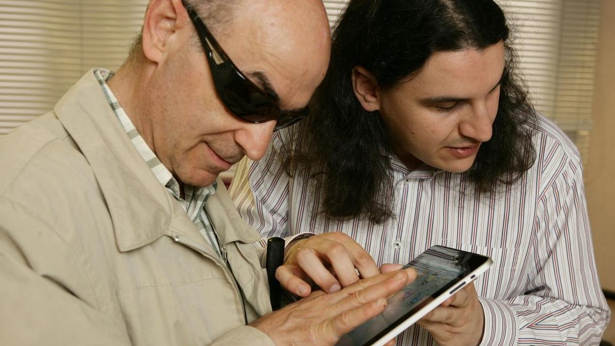 ONCE alerta a personas con discapacidad visual de los peligros y riesgos en las redes sociales