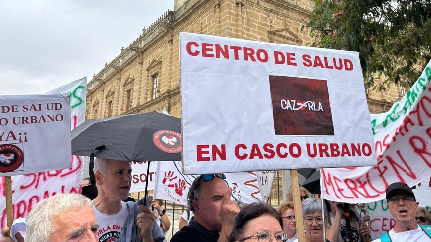 Protestas de vecinos de Cazorla ante el Parlamento.