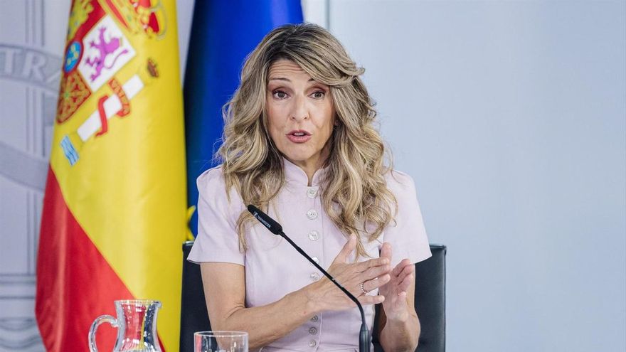 La vicepresidenta segunda del Gobierno y ministra de Trabajo y Economía Social, Yolanda Díaz, durante la rueda de prensa posterior al Consejo de Ministros, a 28 de abril de 2026, en Madrid (España).