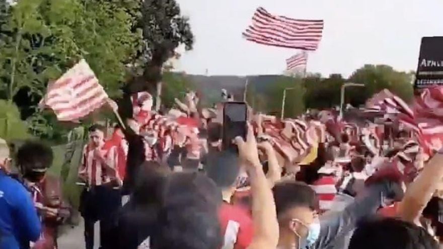 Aficionados del Athletic, despidiendo al equipo en Lezama antes de la final de la Copa del Rey