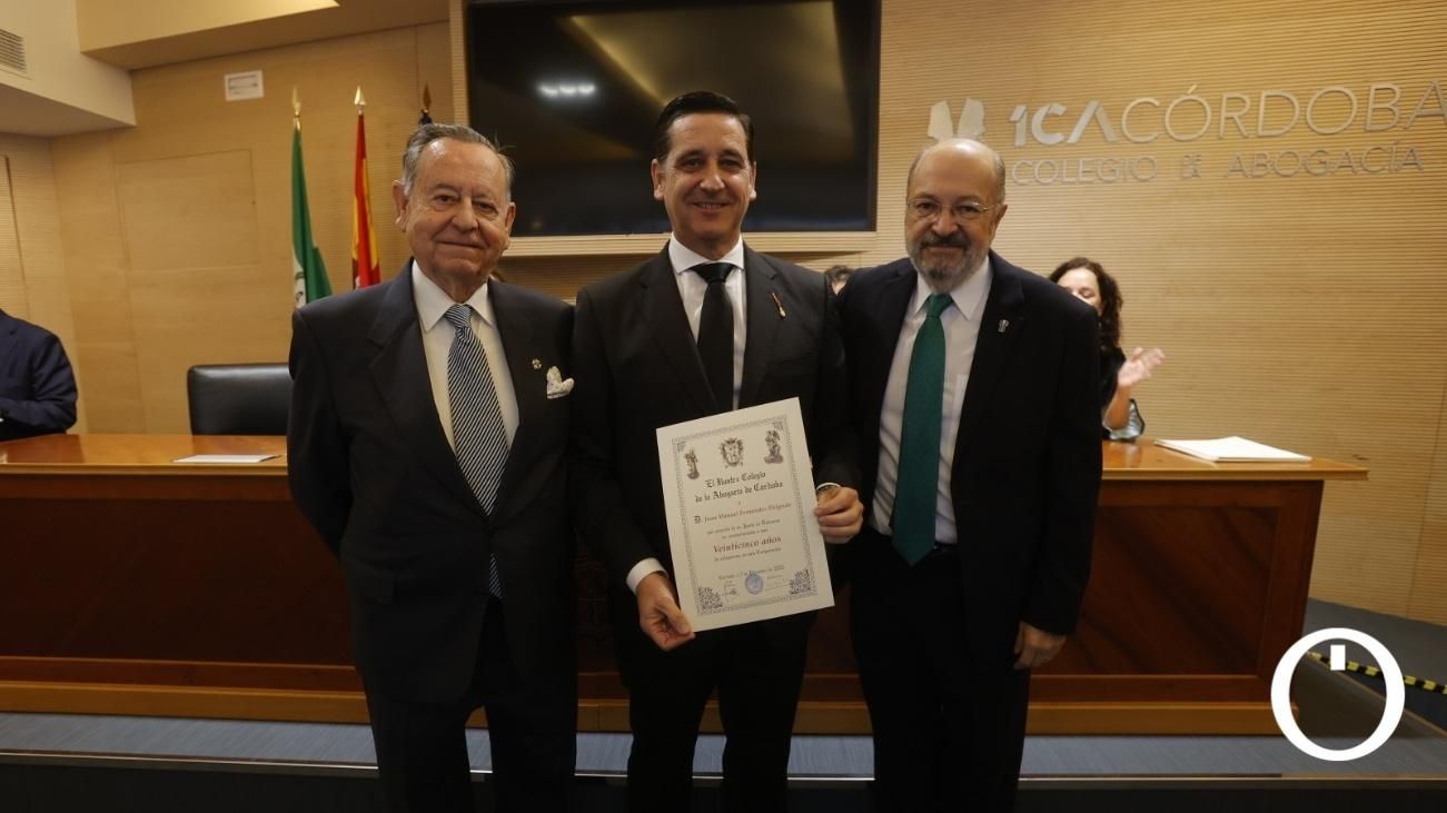 Entrega de diplomas a las personas colegiadas que cumple 50 y 25 años de abogacía.