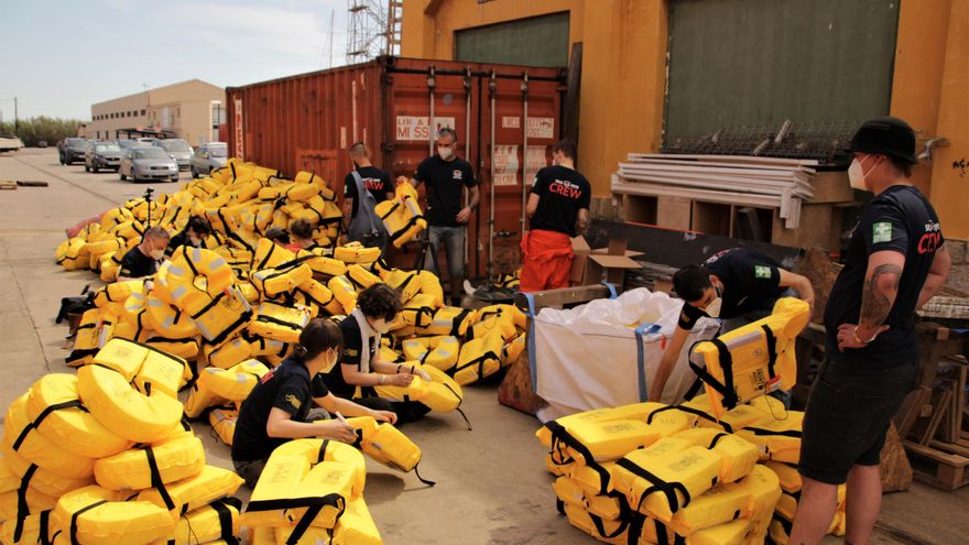 Los activistas almacenan los chalecos salvavidas en el Puerto de Borriana.