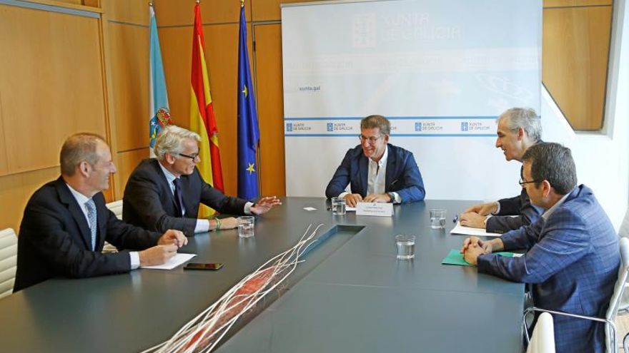 El presidente de la Xunta, Alberto Núñez Feijóo (c), durante la reunión que ha mantenido este martes con el presidente de Parter Capital Group, Rüdiger Terhorst (2i), a la que ha asistido también el conselleiro de Industria, Francisco Conde (2d).