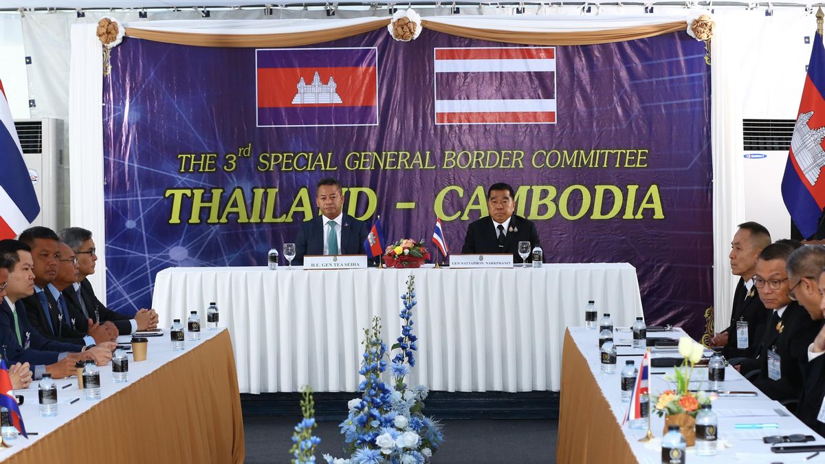 El ministro de Defensa tailandés, Natthapon Nakpanich, junto a su homólogo de Camboya, Tea Seiha