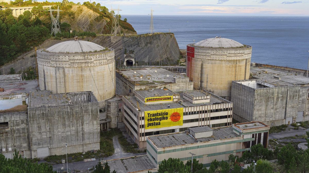 Vista de las instalaciones abandonadas de Lemoiz en 2022 coincidiendo con una protesta