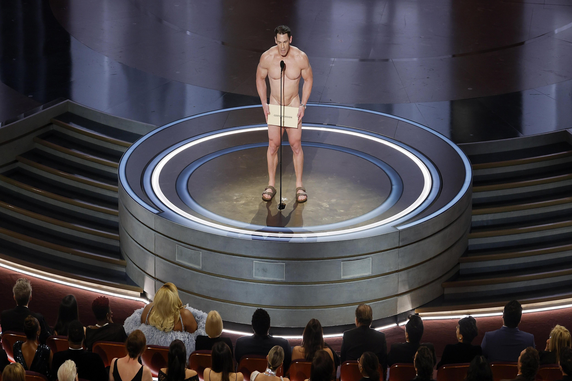 John Cena presenta el Oscar a Mejor vestuario en uno de los momentos más hilarantes de la gala