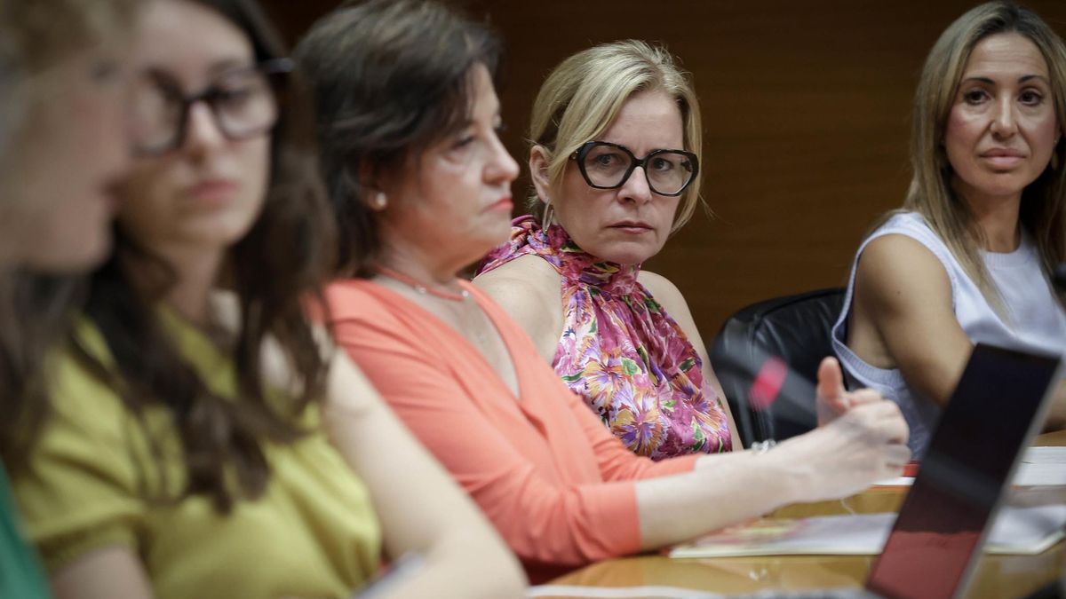 Representantes de PP y Vox en la comisión de Igualdad de las Corts Valencianes.