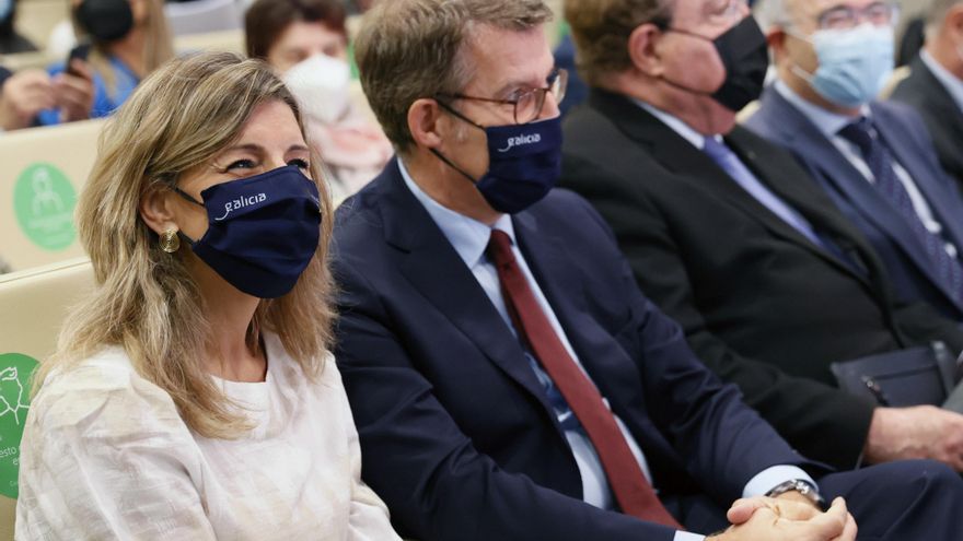 La vicepresidenta segunda del Gobierno, Yolanda Díaz, y el presidente de la Xunta, Alberto Núñez Feijóo (i), este lunes en Santiago de Compostela. EFE/Lavandeira jr